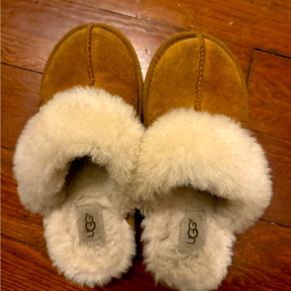 UGG Kids Slippers in Chestnut and Cream